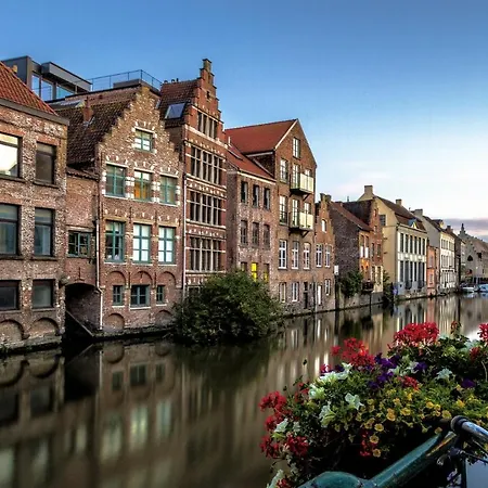Burgstraat 17 In Exclusive Patrician House In Medieval Bed and breakfast Gante